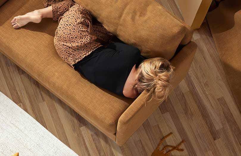 Les positions pour bien s'assoir dans un canapé